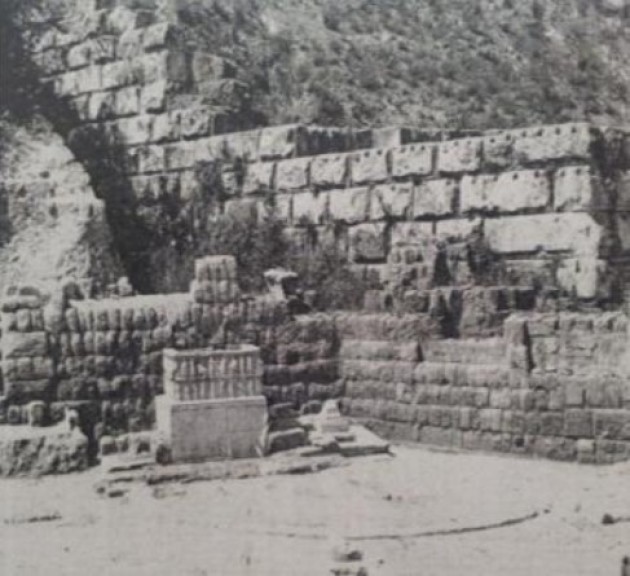 La tribune chorégraphique in situ au bas de l'angle nord du podium ; à côté, à droite, cippe pyramidal remis en place. Maurice Dunand, “Le temple d'Echmoun a Sidon”, BMB, t. XXVI, p.27, pl. III.