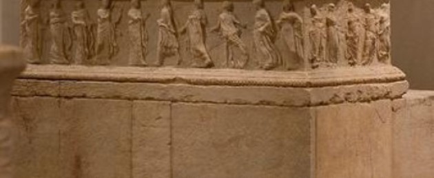 La pseudo-tribune d'Echmoun, marbre, 115×215×114 cm, v. 350 av. J.-C., Musée national de Beyrouth. Derrière, la mosaïque de l'enlèvement d'Europe.