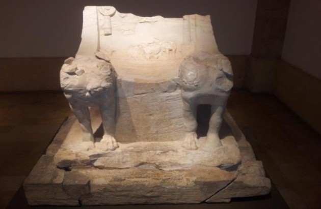 Trône d'Astarté trouvé près de la pseudo-tribune. 144×165×138 cm, époque hellénistique. Musée national de Beyrouth.