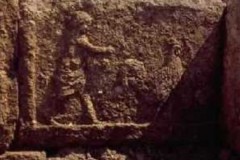 Temple d'Echmoun à Sidon - Enfant saisissant un coq (3)