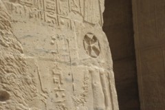 Croix copte gravée sur un mur du temple de Philae (Égypte)