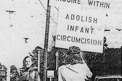 Manifestation des frères Lewis contre la circoncision des enfants, le 17 décembre 1970, devant l'hôpital Tallahassee Memorial Hospital (à Tallahassee (Floride), là où ils avaient été circoncis à la naissance.