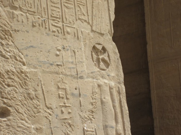 Croix copte gravée sur un mur du temple de Philae près d'Assouan (Égypte). M. Benoist. 2003. Dipsonible sur : http://fr.wikipedia.org/wiki/Fichier:Philae_croix_copte.jpg