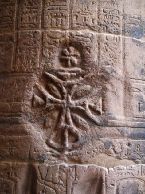 Til Niermann. Croix copte sur les anciens reliefs temple d'Isis, Philae, Egypte. 2006. Disponible sur : http://commons.wikimedia.org/wiki/File:Philae_Temple_of_Isis_coptic_cross_1.JPG