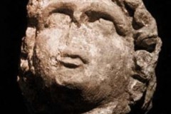 رأس على الأرجح هو للإله مارس مالو، وجد في ألون، في حفريات المعبد  باريس، CRNS-ENS