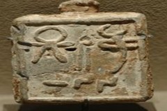 مثقال مربع من الرصاص يحمل علامة تانيت ما بين القرن الخامس والقرن الثاني قبل الميلاد، باريس، متحف اللوفر