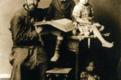 يهودي اورثوذكسي جالسًا مع أولاده، 1910، صورة مأخوذة من مجموعة آن-سكي، متحف الإثنيات في سان بيطرسبورغ.