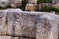 Temple d'Echmoun à Sidon - Enfant saisissant un coq (2)