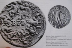 Monnaie en bronze. Echmoun (Les 8 Cabires assis en cercle, Revers Echmoun debout entre deux serpents - Émise à Beyrouth, IIIe s. ap. J.-C.)