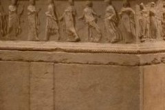 The “Tribune” of Eshmun, marble, 115×215×114 cm, v. 350 BC, Beirut National Museum.